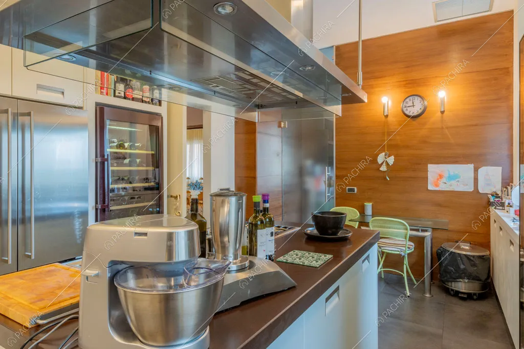 Cucina a isola dell'appartamento Yalu, location in stile contemporaneo a Roma