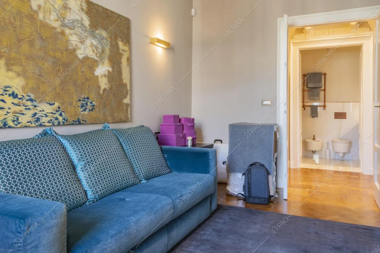 Salotto con divano blu