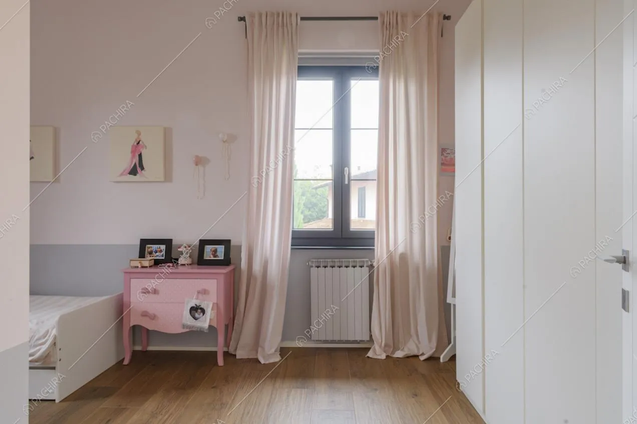 Cameretta per bambina con arredi rosa e bianchi
