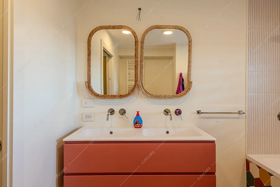 Bagno dell'appartamento Mimetite, location in stile moderno a Milano