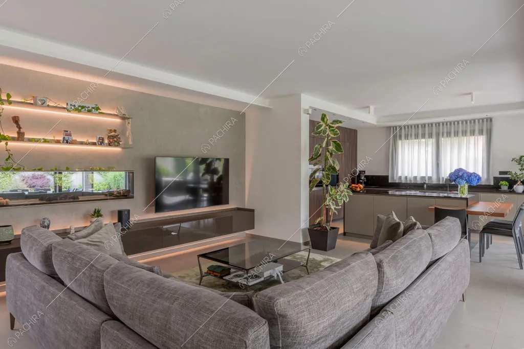 Zona living con pareti grigie della villa Diosma, location in stile moderno a Milano