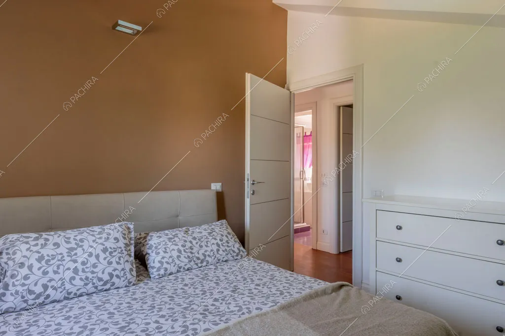 Camera da letto della villa Cassava, location in stile contemporaneo a Roma