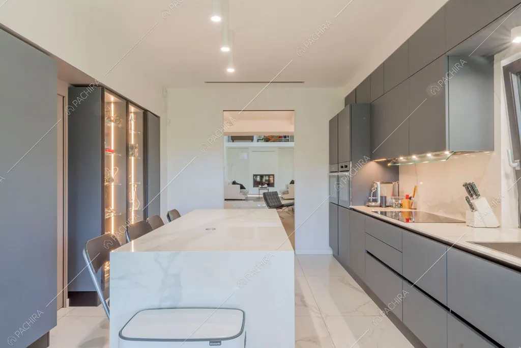 Cucina a isola della villa Orinoco, location in stile contemporaneo a Roma