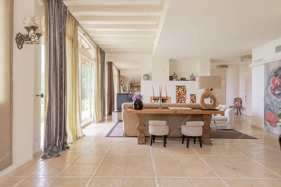 Zona living della villa Mississipi, location in stile rustico a Monza