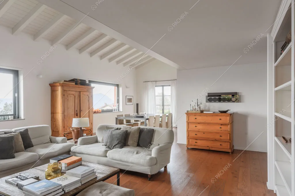 Pavimento in parquet nel salotto della villa Roveja, location in stile contemporaneo a Como