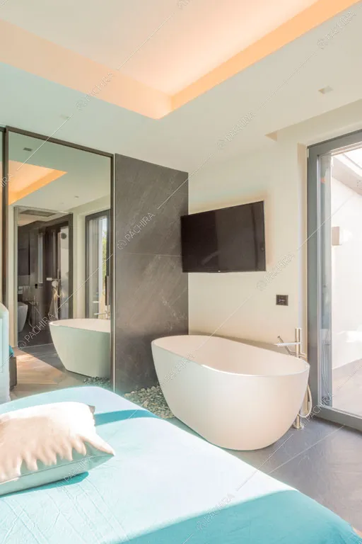 Camera da letto della villa Warta, location in stile contemporaneo a Monza