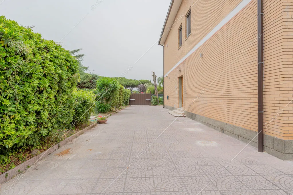 Cortile con siepe della villa Murray, location in stile contemporaneo a Roma
