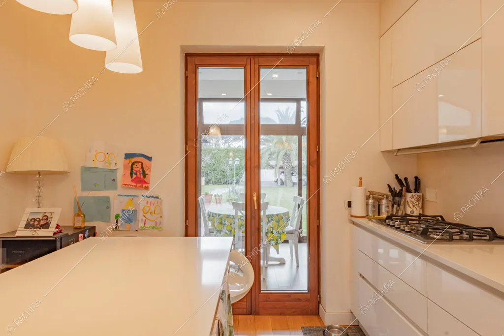 Fornelli a gas nella cucina a isola della villa Cren, location in stile moderno a Roma
