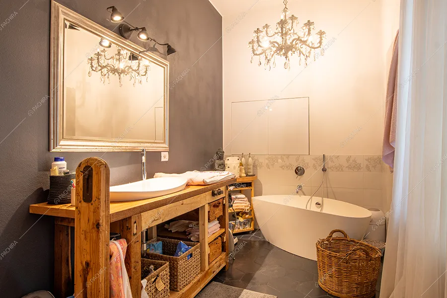 Bagno della villa Dioptasio, location in stile moderno a Monza