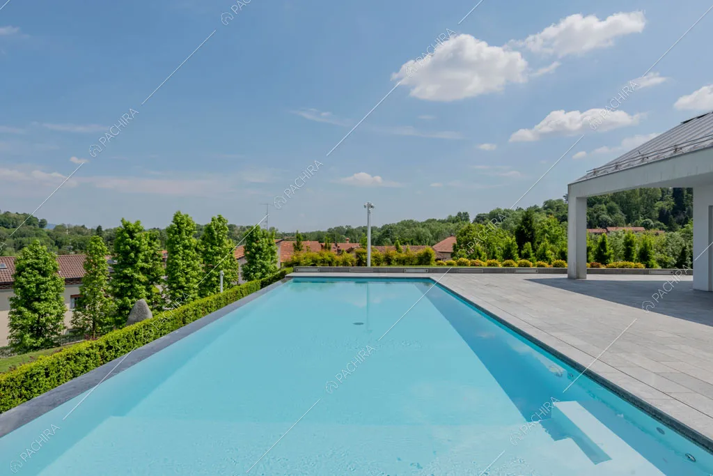 Piscina della villa Coral, location in stile contemporaneo a Como