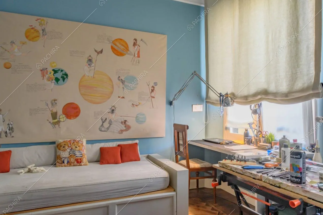 Luminosa camera da letto da bambini con letto singolo e scrivania