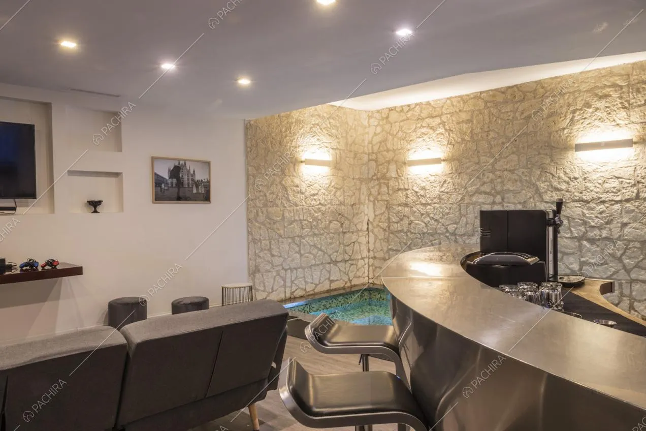 Dettaglio del salotto con area bar e piscina interna