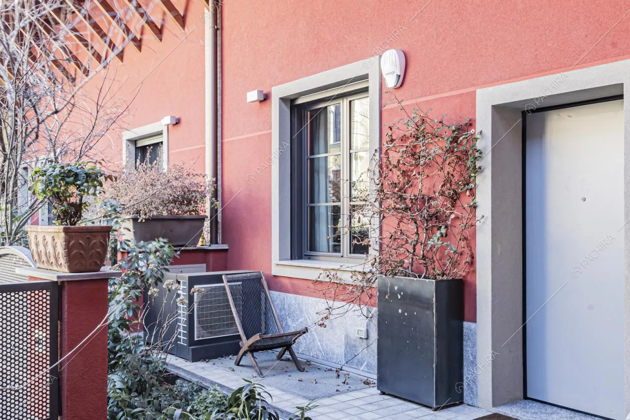 L'esterno della Location Crespino con pareti colorate