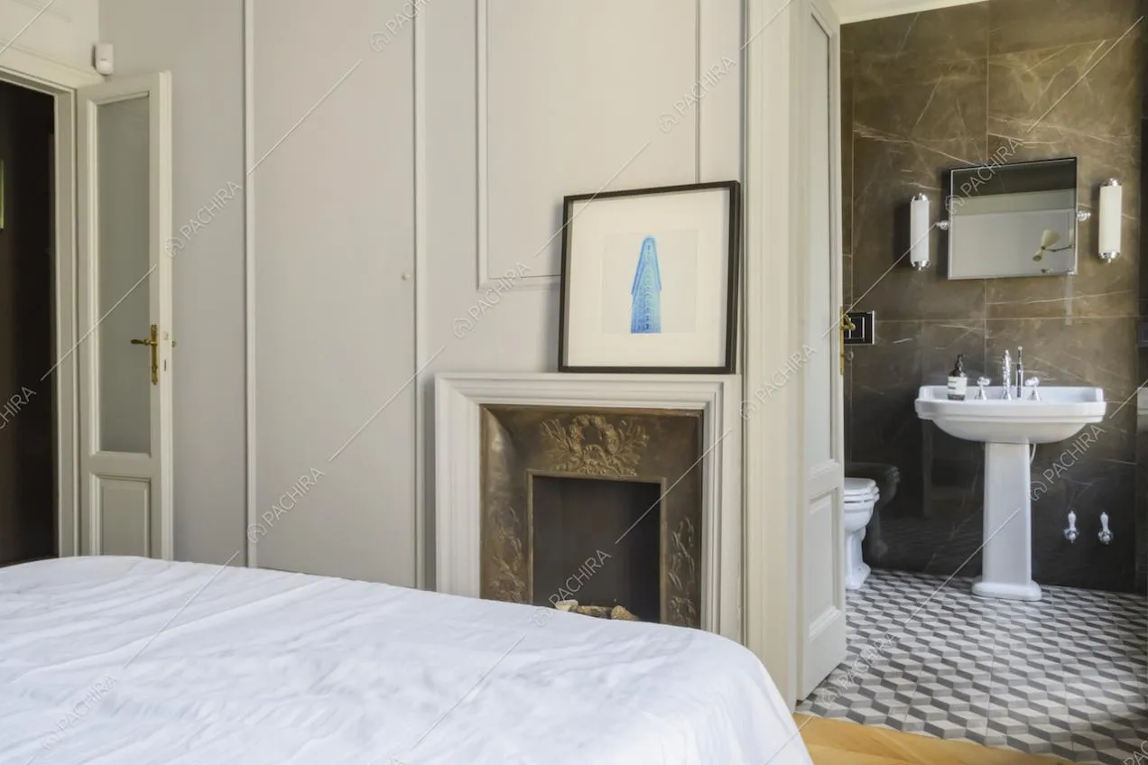Bagno con pavimento in cementine visto dalla camera