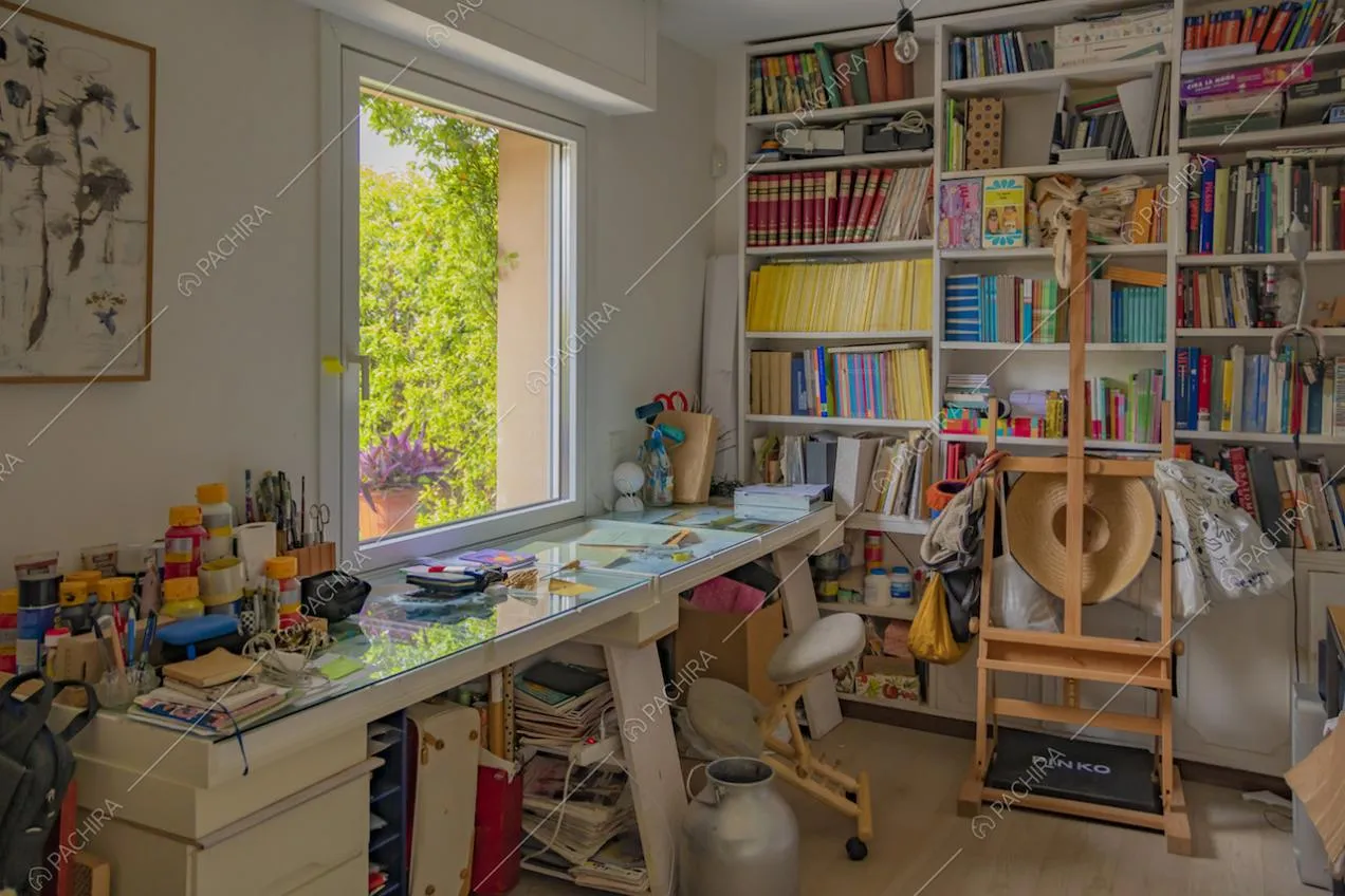 Studio con grande libreria e cavalletto 