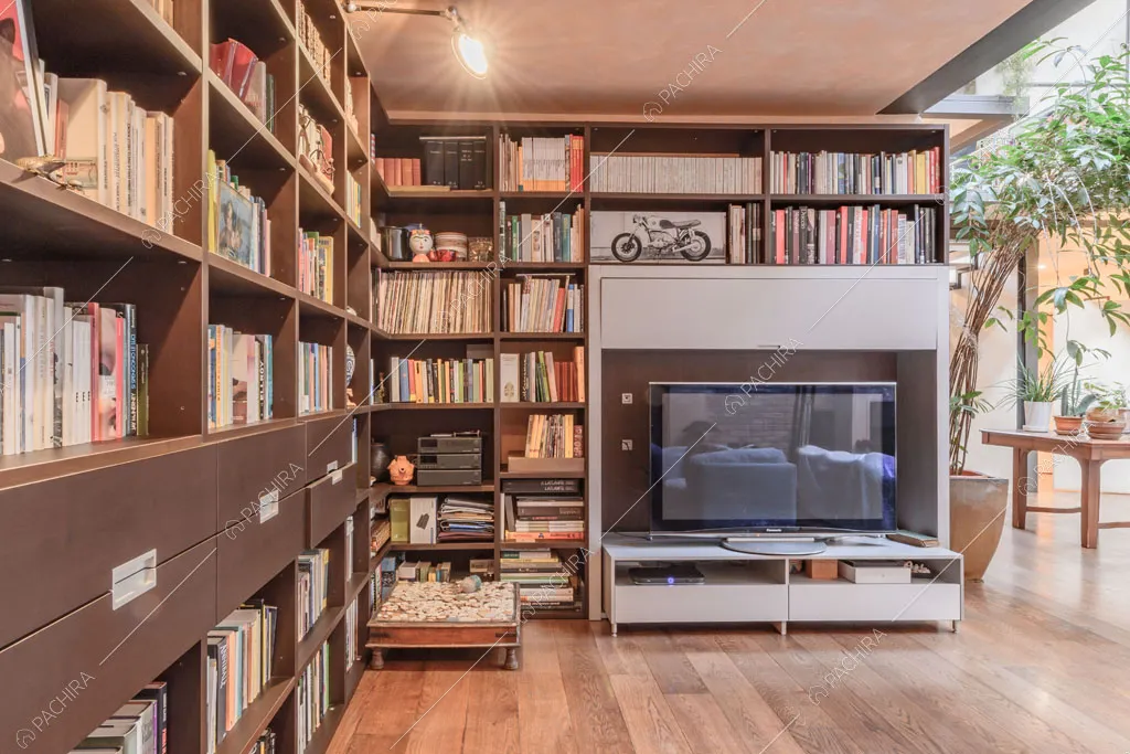 Libreria nel salotto del loft Mindanao, location in stile contemporaneo a Milano