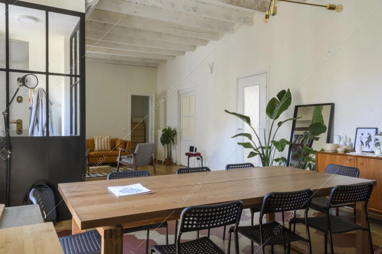 Tavolo da pranzo rettangolare in legno con sedie