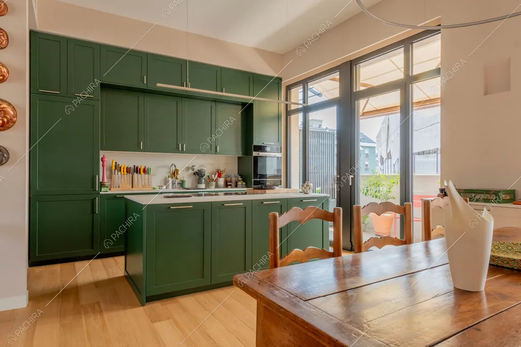 Cucina a isola dell'appartamento Foehn, location in stile contemporaneo a Milano