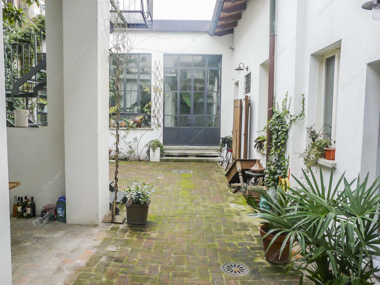 Vista sull'ingresso con porta in stile industriale della location