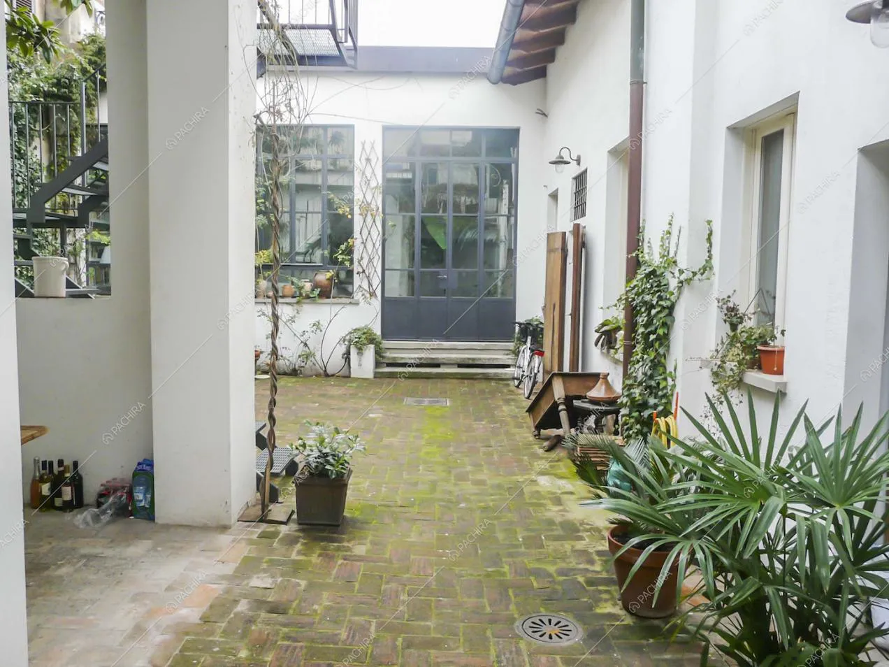 Vista sull'ingresso con porta in stile industriale della location