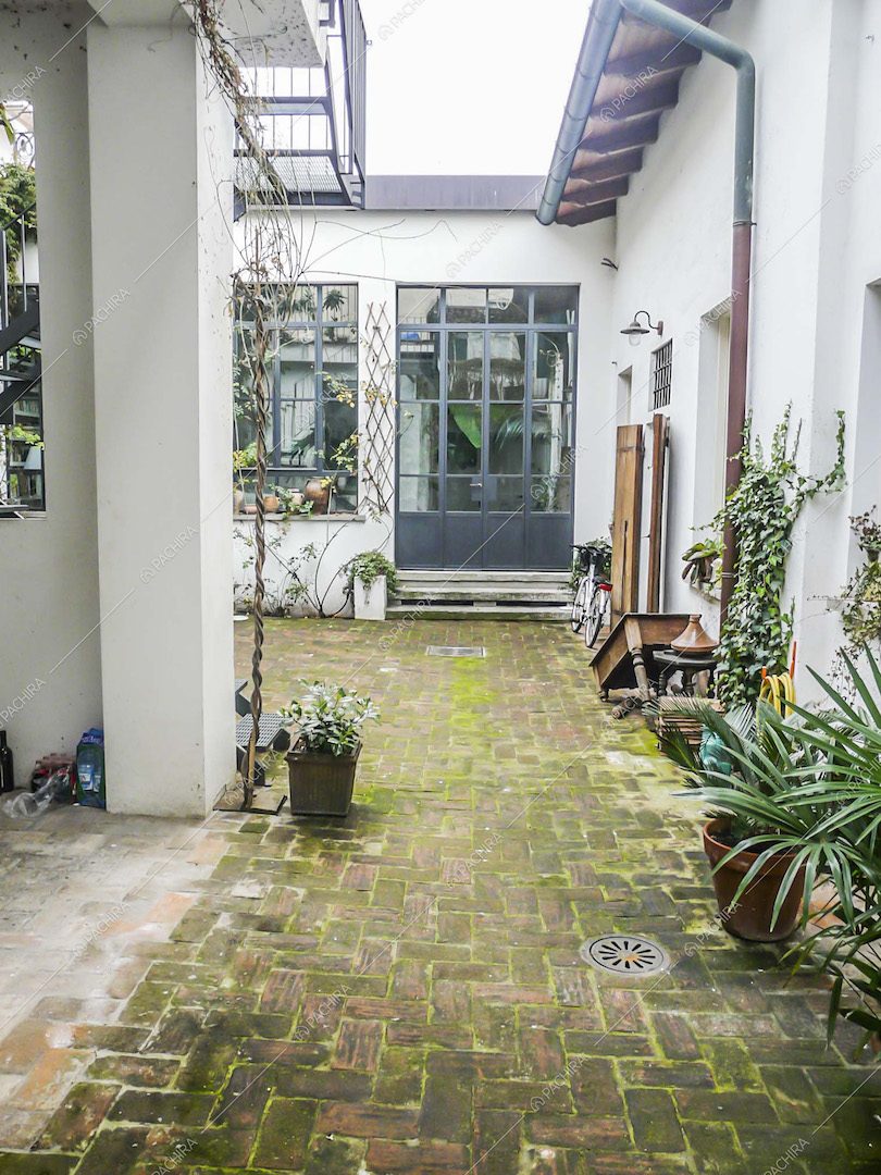 Pavimento in parquet degli esterni della location con vista sull'ingresso