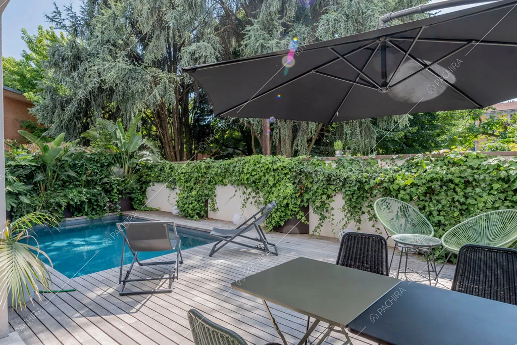 Giardino con piscina del loft Fenice, location in stile contemporaneo a Milano