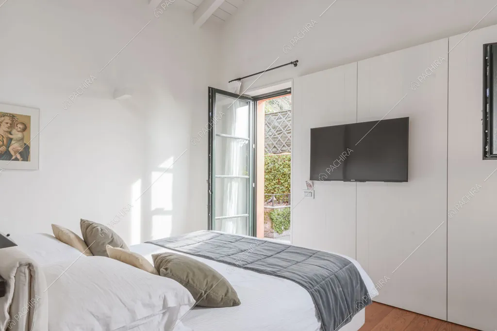 Camera da letto matrimoniale della villa Roveja, location in stile contemporaneo a Como