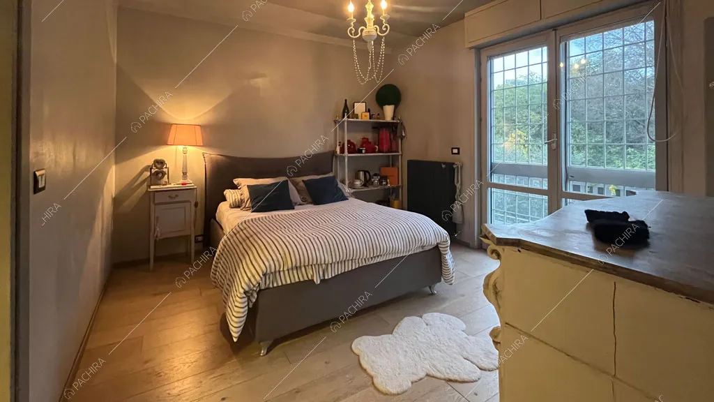 Camera da letto della villa Andesine, location in stile moderno a Roma