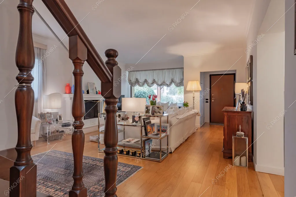 Zona living con pavimento in parquet della villa Cren, location in stile moderno a Roma