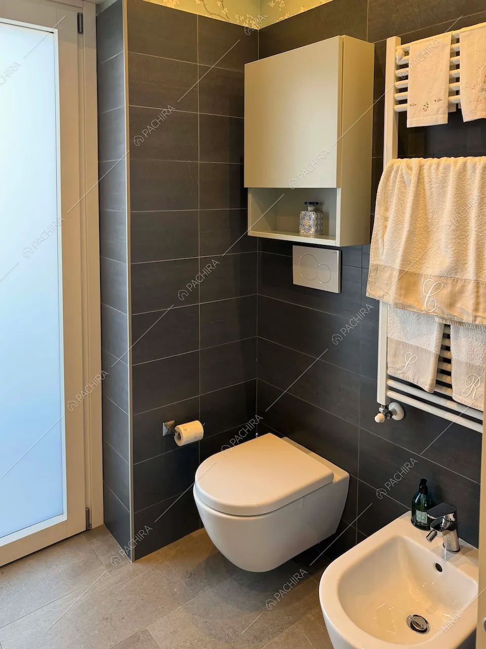 Bagno dell'appartamento Gesso, location in stile contemporaneo a Milano