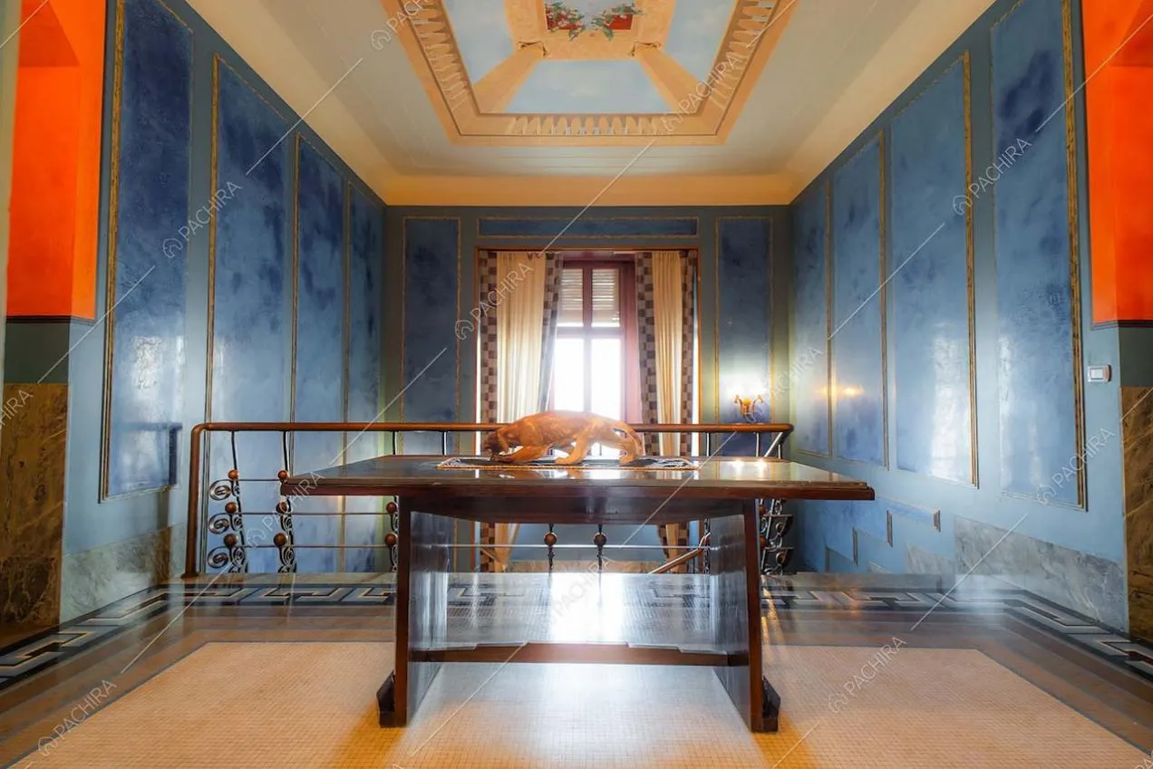 Corridoio della villa Adamite, location in stile classico a Savona