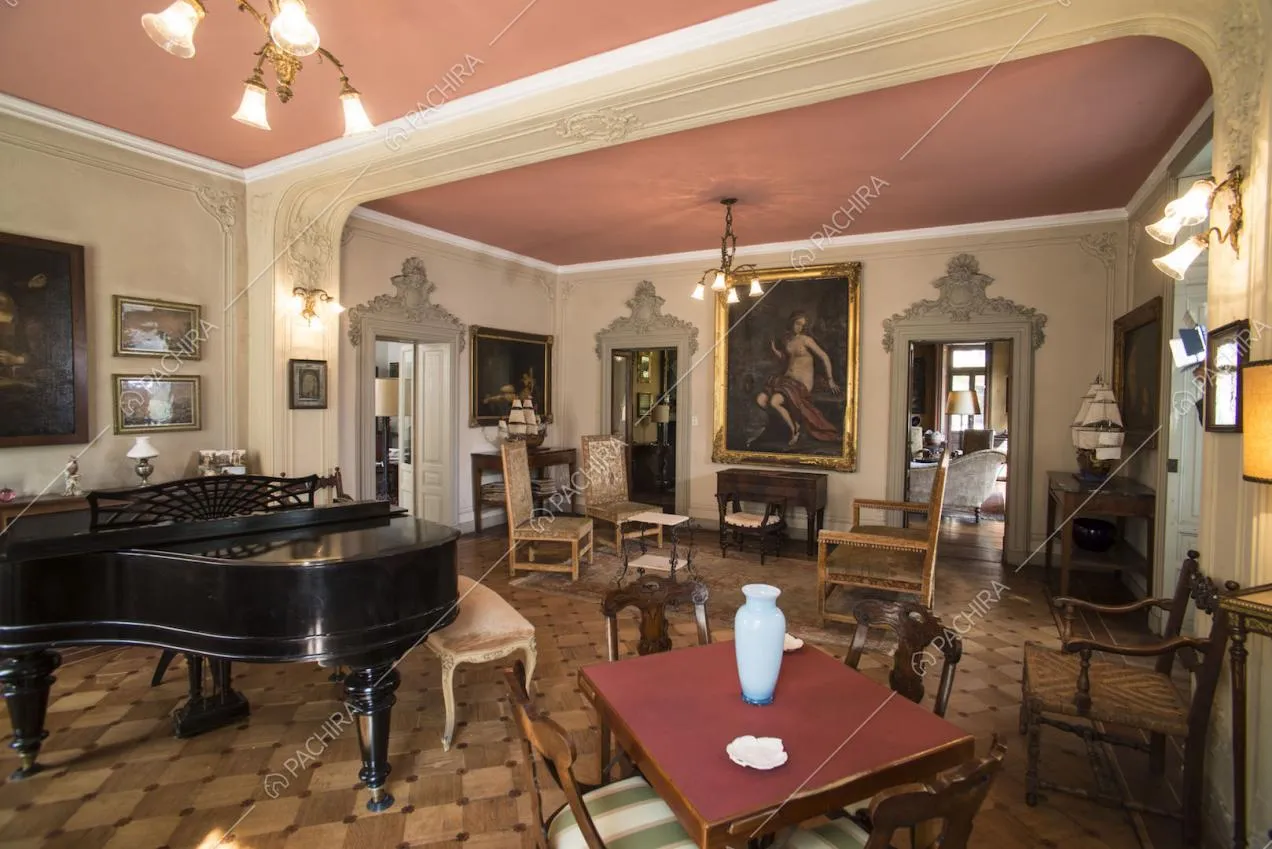 Tavolino con sedie d'epoca e pianoforte