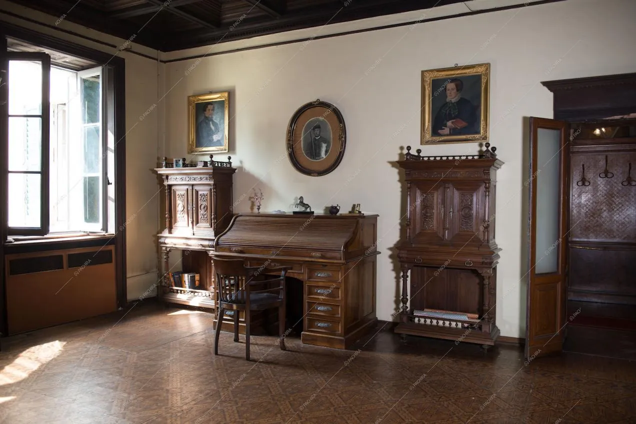 Studio con scrivania e due librerie
