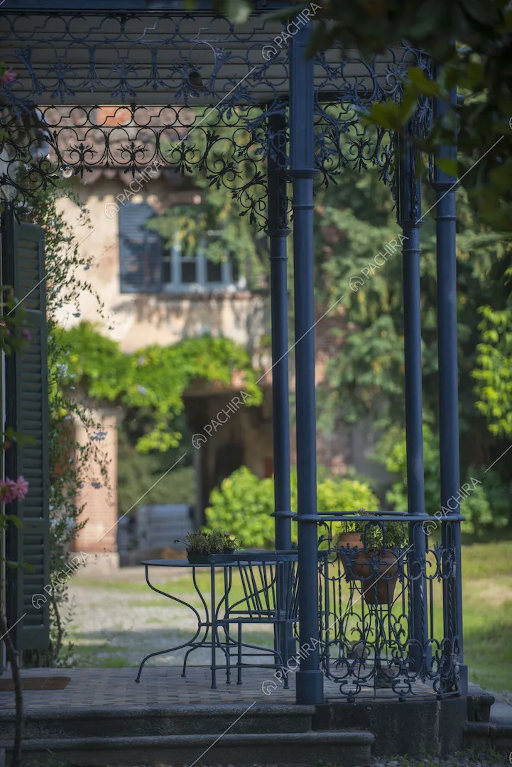 Tavolini in metallo in veranda