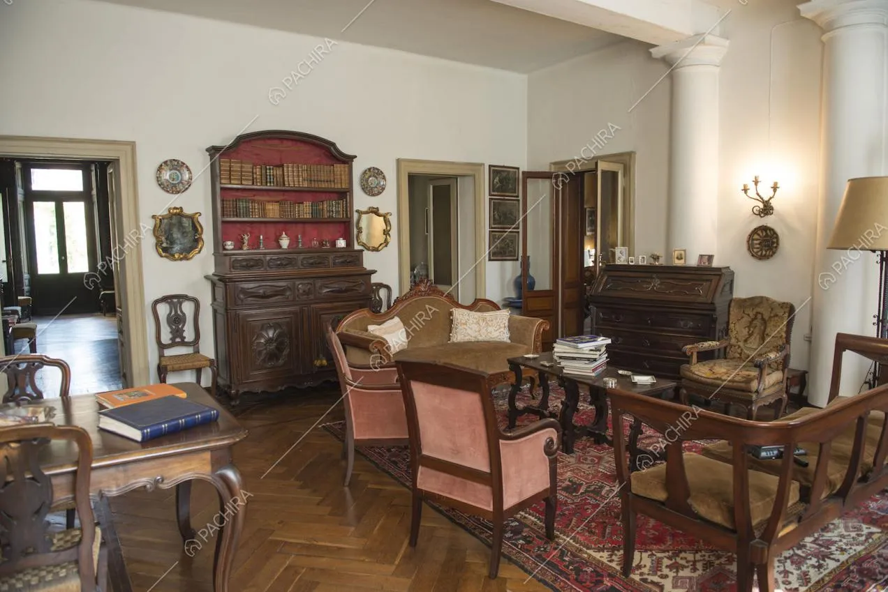 Salotto con poltrone d'epoca, cassettiera, scrivania