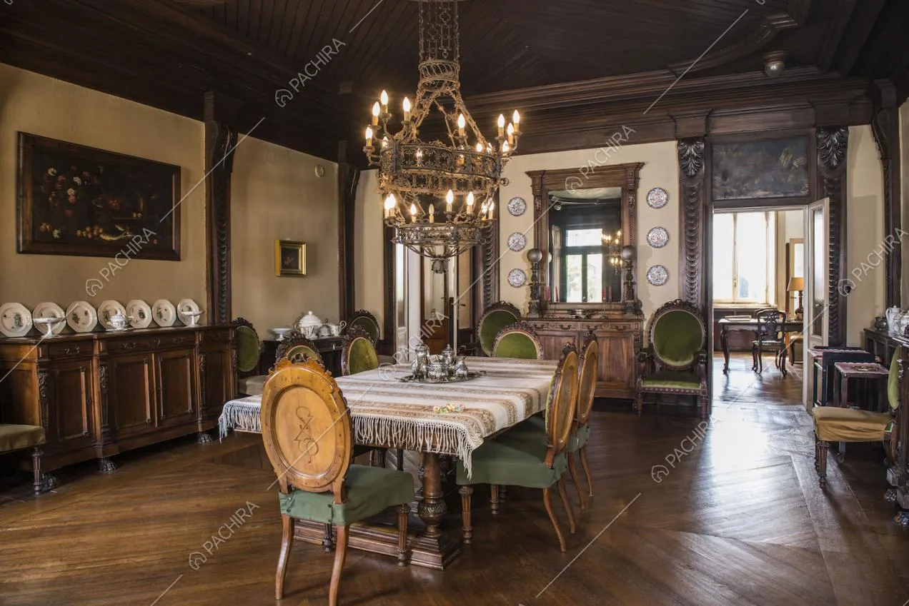 Tavolo da pranzo, lampadario, specchiera