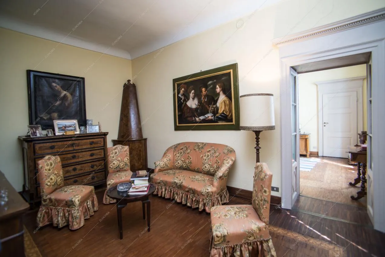 Salotto con divanetto e tre sedie antiche, cassettiera