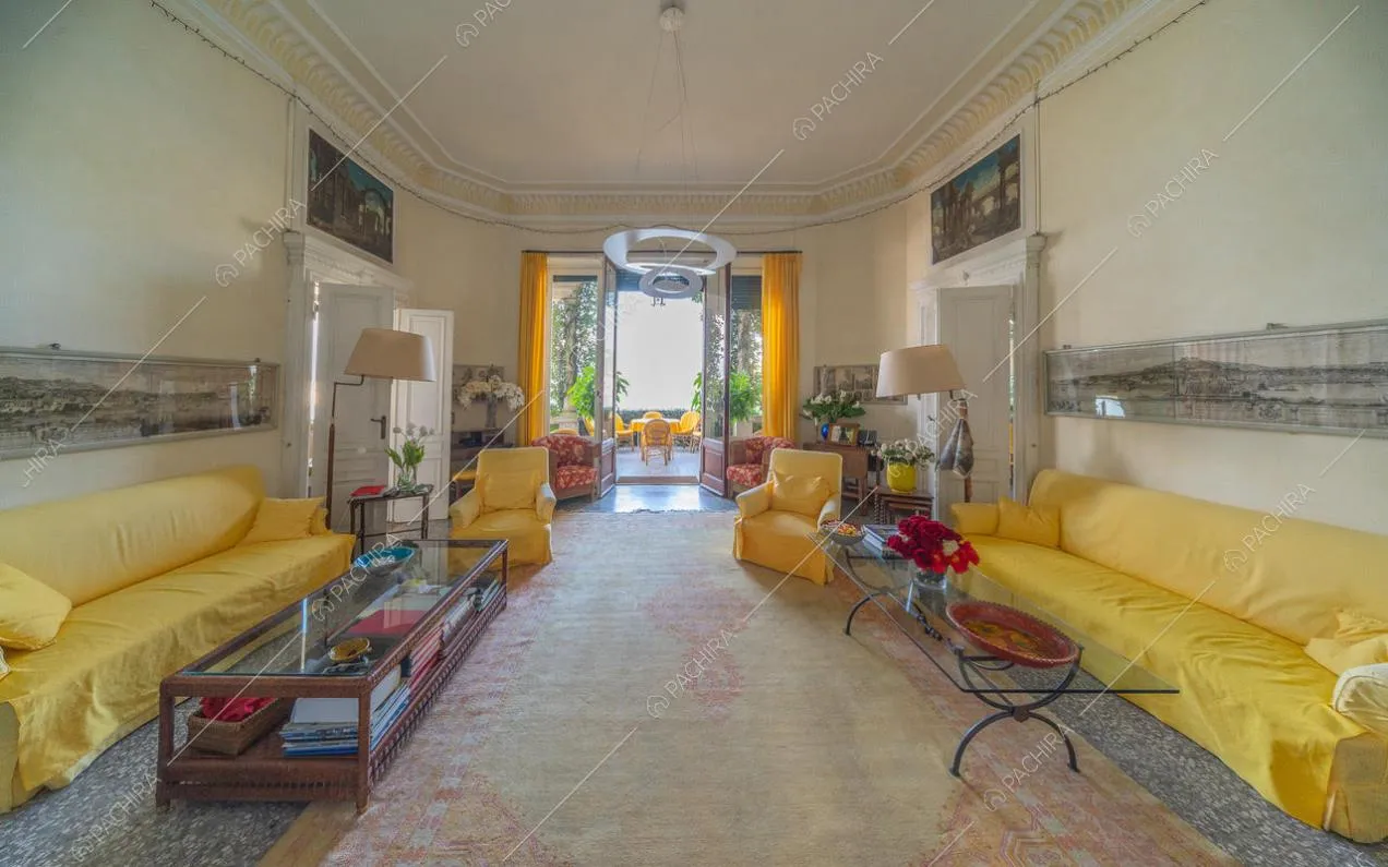 Salone con divani gialli e vista sulla terrazza