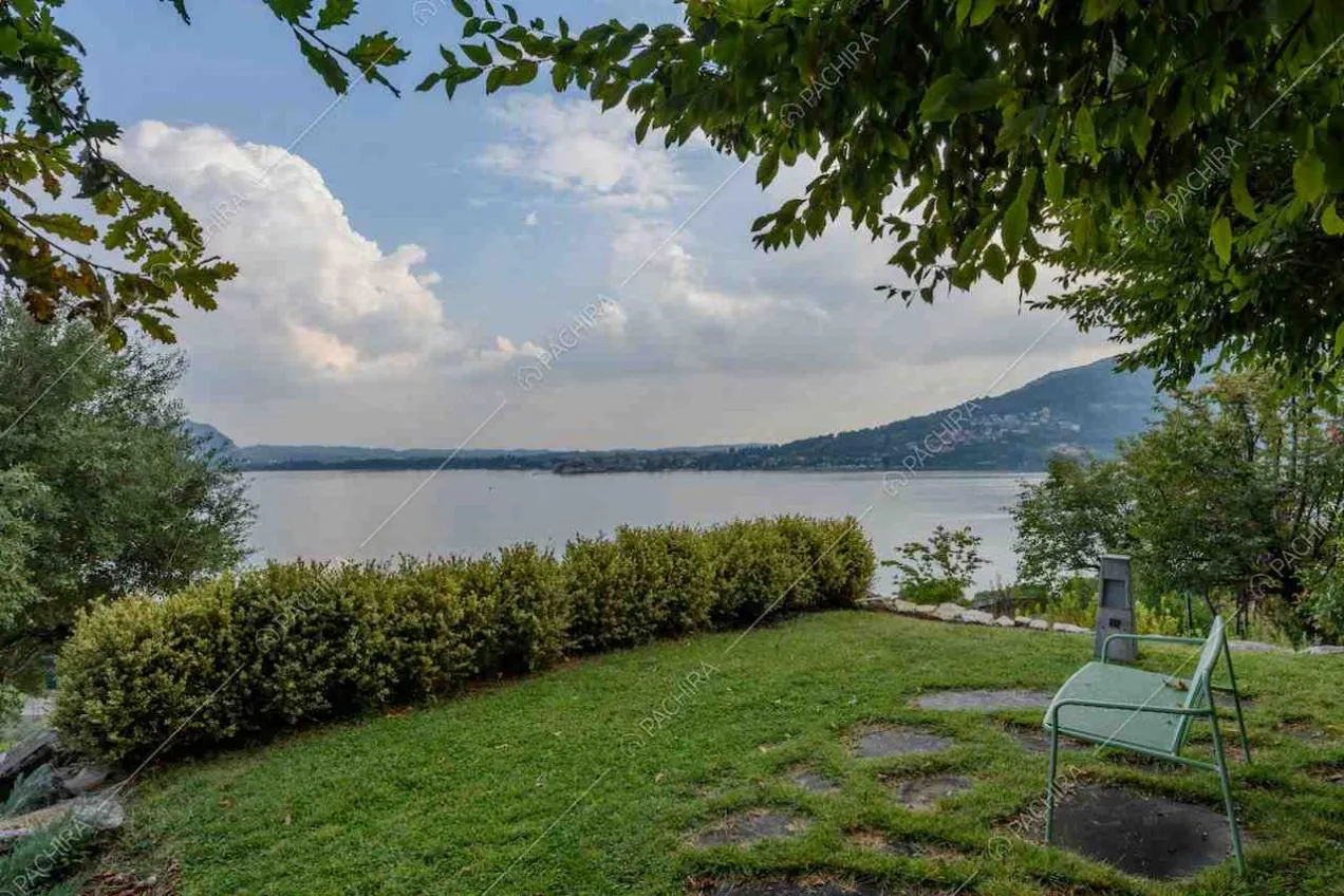 Giardino con siepe e vista sul lago e sulle montagne