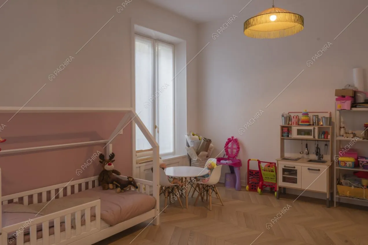 Camera da letto dei bambini con pavimento in parquet