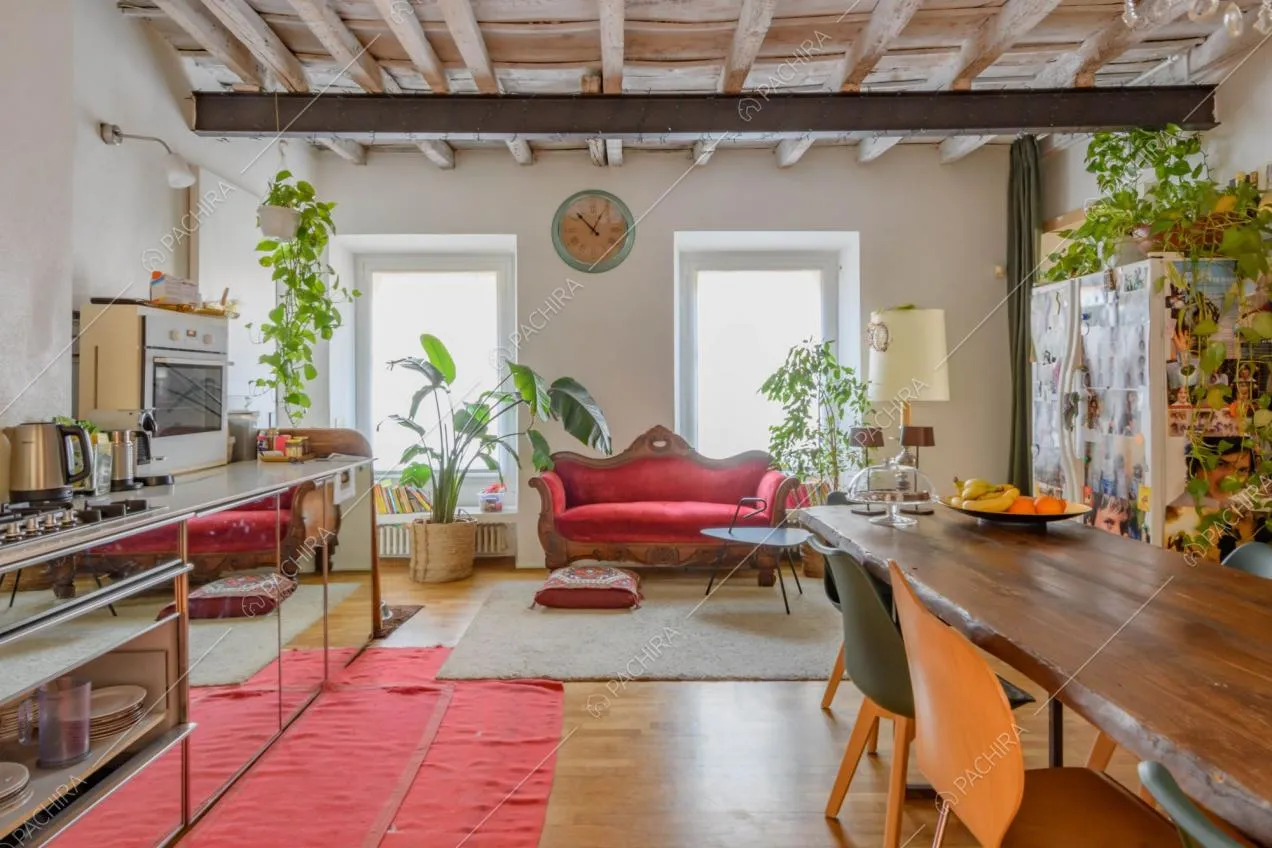 Tavolo da pranzo in legno e cucina a parete con fornelli a gas e piano da lavoro bianco