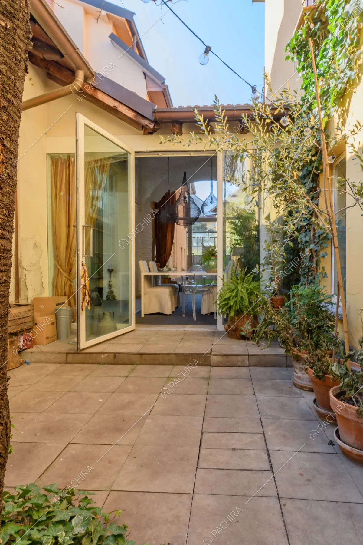 Dal cortile della location vista sulla veranda tramite porta-finestra