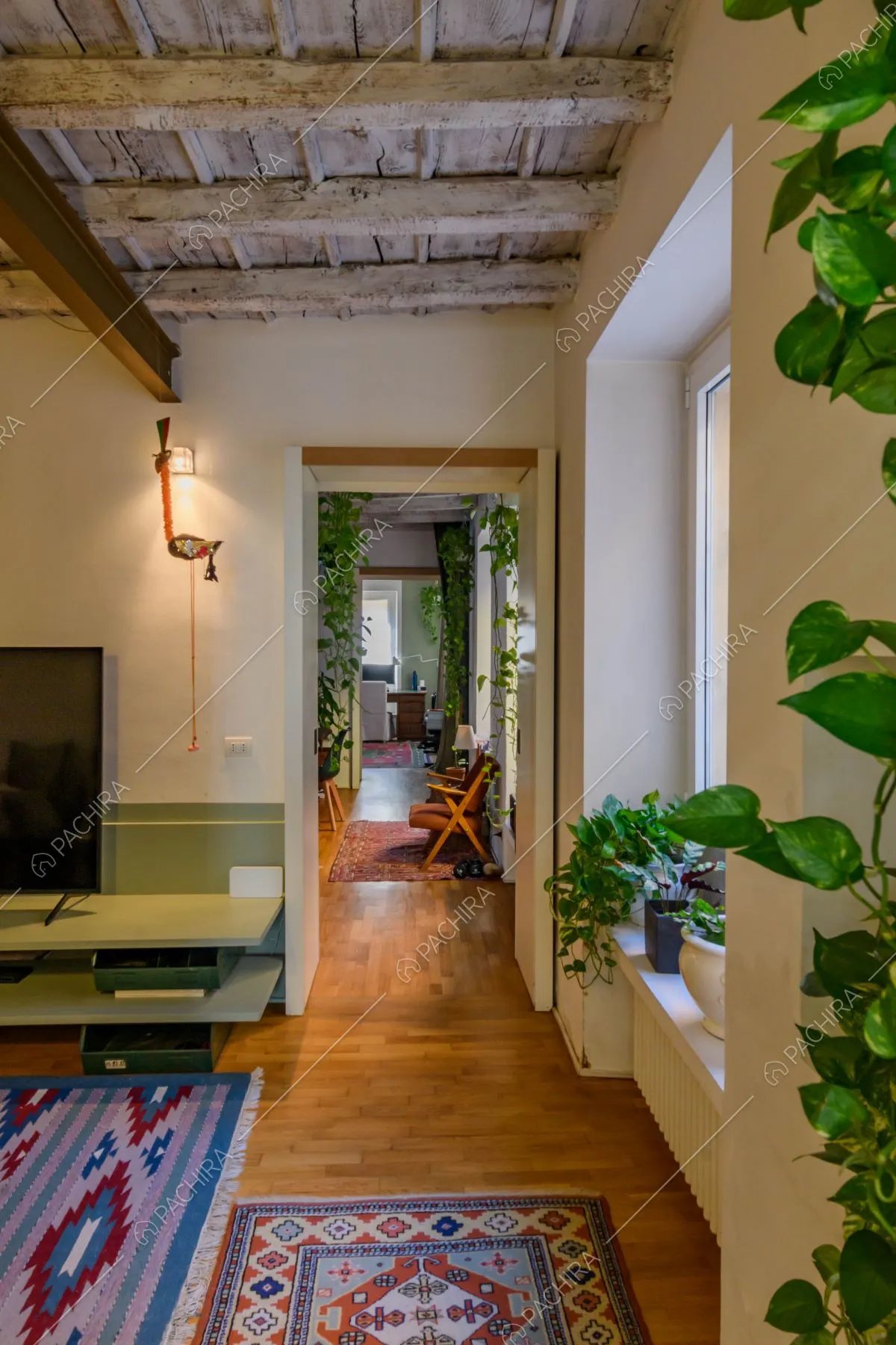 Lungo corridoio dal salotto con televisione conduce allo studio