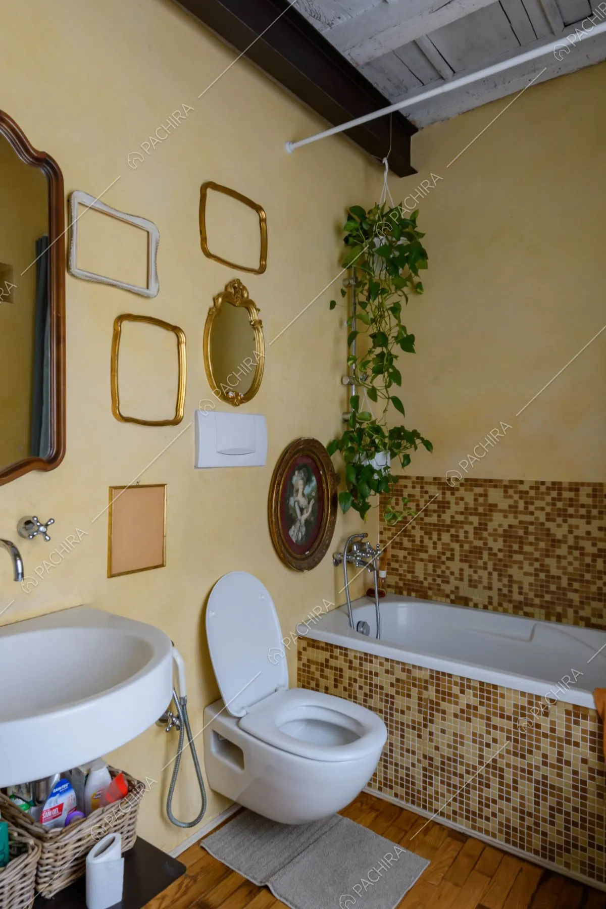 Bagno con vasca, piastrelle a mosaico marroni e gialle e pavimento in parquet