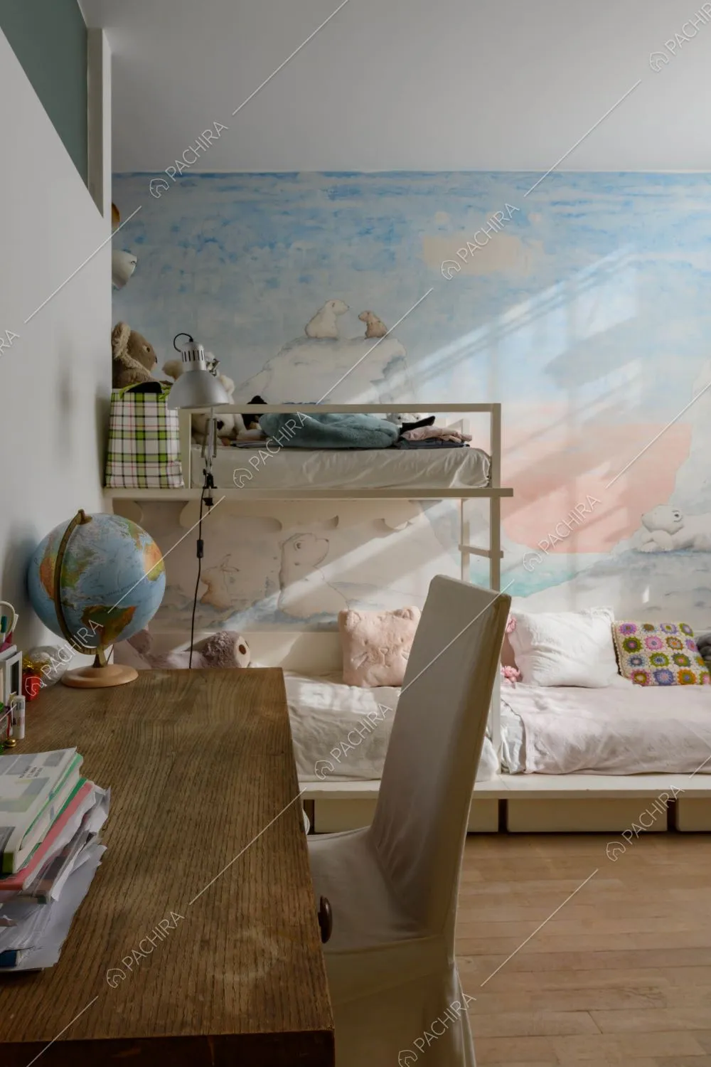 Camera da letto con scrivania in legno, carta da parati e pavimento in parquet