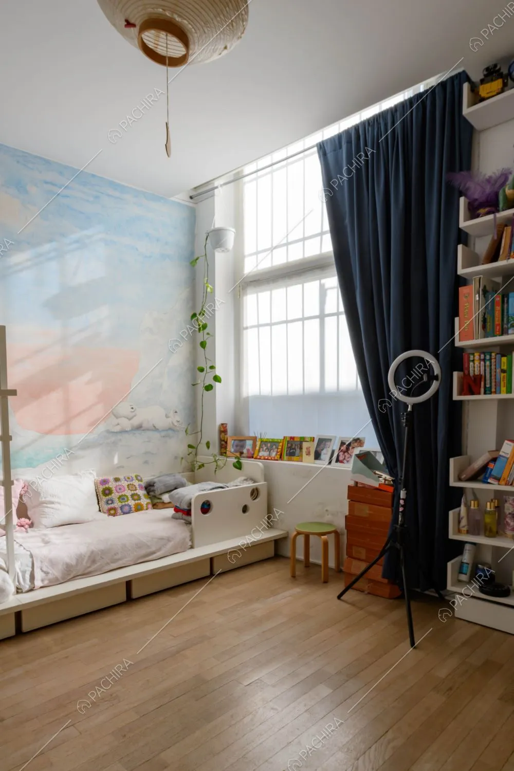 Carta da parati nella luminosa camera da letto dei bambini con pavimento in parquet