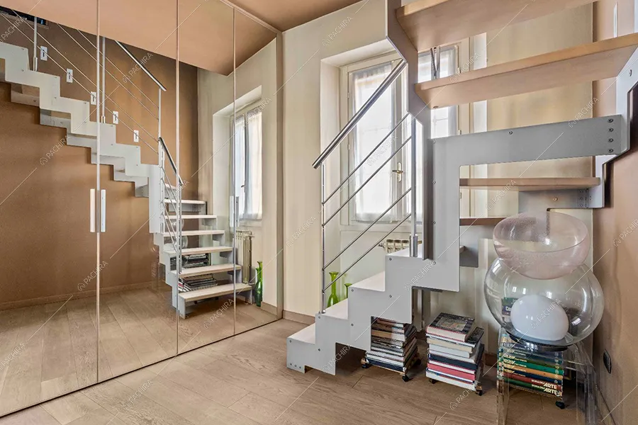 Scale dell'appartamento Hood, location in stile moderno a Milano