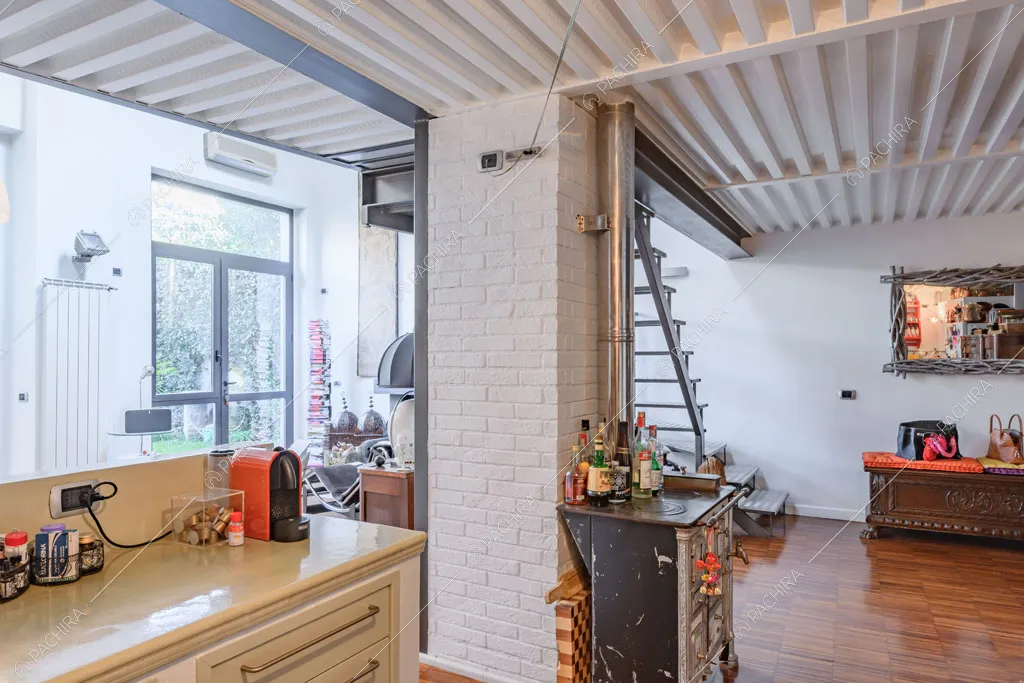 Zona living del loft Cascarilla, location in stile moderno a Milano