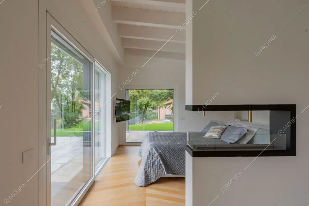 Camera da letto matrimoniale della villa Amazonite, location in stile contemporaneo a Varese
