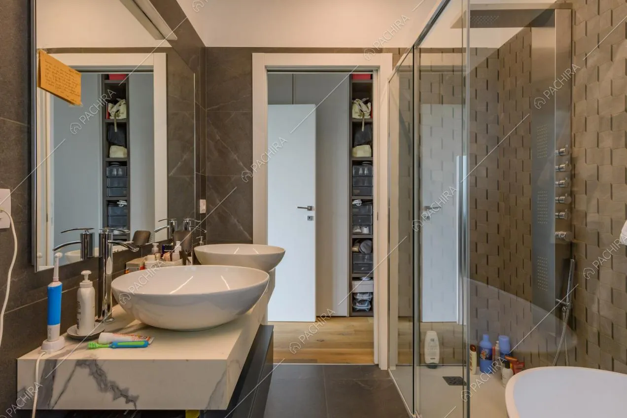 Doppio lavandino nel bagno con box doccia e vasca
